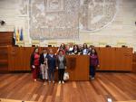 Miembros de la ONG Mujeres en Zona de Conflicto visitan la Asamblea de Extremadura para favorecer su integración social
