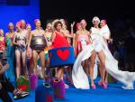 Agatha Ruiz de la Prada customiza miniglús de Ecovidrio para su desfile en la Mercedes Benz-Fashion Week de Madrid