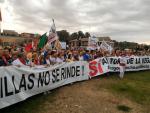 Cientos de personas se manifiestan a favor del Toro de la Vega tras una pancarta con el lema "Tordesillas no se rinde"