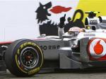 Button gana un Premio de Hungría pasado por agua; Alonso tercero