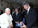 El Papa Benedicto XVI recibe al Atlético