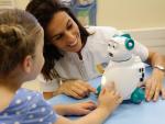 La UMH y AISOY Robotics impulsan un programa para tratar trastornos por autismo con el uso de robots