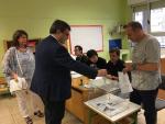 El alcalde de Bilbao recorre los colegios electorales para conocer el desarrollo de la jornada