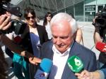 Llega a los juzgados de Ourense José Luis Baltar para declarar por la causa en la que está imputado su hijo