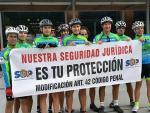 Una decena de policías viajan de Vigo a Fisterra en bicicleta para pedir que se garantice su "seguridad jurídica"