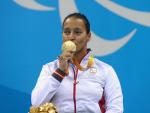 Teresa Perales besa una medalla de oro.