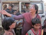 Cientos de niños sobreviven a espaldas de la estación de tren de Varanasi (India), presas del abuso y la explotación
