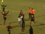 Momento en el que el árbitro comunica a los jugadores del Ávila que han ganado el partido 2-1