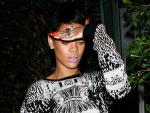 Rihanna se apunta a la moda de los dientes de oro