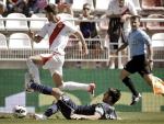 Spahic intenta detener a Baptistao durante el partido entre Rayo y Sevilla