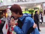 Un japonés lleva tres años repartiendo abrazos por toda Asia