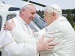 Abrazo histórico entre dos papas, Francisco y Benedicto XVI