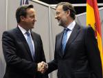 Rajoy recibe a Cameron y pasean por los jardines de Moncloa antes de reunirse