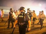 La policía en Ferguson, Missouri, este domingo