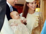 Kate Middleton y el príncipe Guillermo posan junto a su hijo Jorge en su bautizo