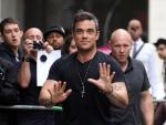 Robbie Williams se lleva de gira a su mujer, su bebé, y su niñera