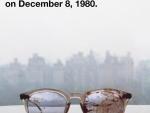 Yoko Ono muestra las gafas ensangrentadas de John Lennon para protestar contra las armas