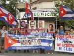 Concentrados frente a la Embajada de EEUU en Madrid piden la liberación de los 5 cubanos