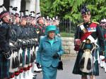 La reina Isabel II pasa revista a soldados del 5º batallón del Regimiento Real de Escocia