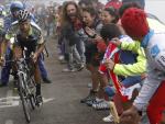 El "Bisonte" Juanjo Cobo corona el Angliru y se hace con la etapa y el liderato