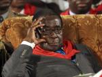 Mugabe pide paz en el parlamento después de apuntar posible fecha electoral