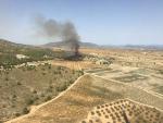 Efectivos del Plan Infomur trabajan para sofocar un incendio forestal en Sierra del Carche (Murcia)