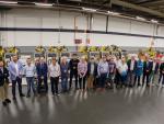 Volkswagen Navarra dona 12 robots y componentes de instalaciones de Chapistería a 14 centros de formación