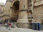 La Junta tacha de "auténtico despropósito" que el Ayuntamiento instale urinarios públicos junto a la Catedral