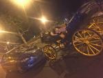 Tres heridos tras colisionar su vehículo contra un coche de caballos en el Paseo de las Delicias de Sevilla