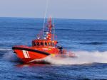 Rescatados seis menores que iban en un hidropatín y una patera con cinco hombres en aguas del Estrecho