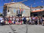 El presidente de la Diputación de Ávila mantiene un encuentro con 150 emigrantes de Navaquesera que viven en Francia