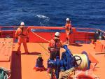 Rescatada una patera con 57 personas, entre ellas dos bebés, en aguas próximas a la isla de Alborán