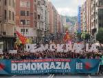 Miles de personas se manifiestan en Bilbao para que Cataluña y Euskadi puedan "decidir su futuro"