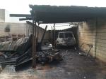 Bomberos intervienen en el incendio de una parcela con una caravana en La Línea