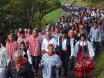 Zuloaga sube en albarcas a San Cipriano para mostrar el apoyo del PSOE a que sea Fiesta de Interés Turístico Nacional