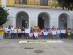 Medio centenar de personas guarda un minuto de silencio en Mérida para pedir el fin de la violencia de género