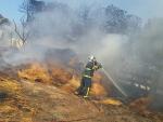 Bomberos actúan durante siete horas en la extinción del incendio en el chiringuito Baba en El Palmar