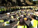 Unas 400 personas cortan la N-I a la altura de Pancorbo (Burgos) en memoria de los últimos cinco fallecidos