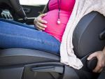 Usar siempre el cinturón de seguridad y poner el volante a 25 centímetros, consejos para embarazadas