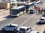 Un coche arrolla dos paradas de autobús en el puerto viejo de Marsella