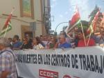 Más de 300 personas respaldan en Algeciras la concentración por el accidente del hotel de Tarifa