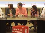 La presidenta del PSOE no cree que la limitación de mandatos sea "una prioridad en este momento"