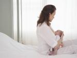 Los pediatras recomiendan limitar las visitas tras el parto para no dificultar el inicio de la lactancia materna