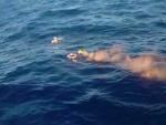 Suspenden la búsqueda activa de los seis desaparecidos al volcar una patera en aguas de Almería