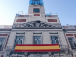 Cifuentes despliega una bandera de España gigante en la sede de la CAM