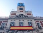 Cifuentes despliega en la fachada de la Real Casa de Correos una bandera gigante de España por la "unidad"