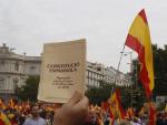 La Plaza de Cibeles se llena de cientos de banderas españolas
