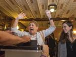 Un mujer demuestra su alegría tras votar en el referéndum independentisa del 1-O