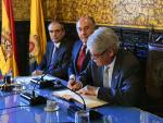 El alcalde de Algeciras impone la Insignia de la Ciudad al ministro de Exteriores, Alfonso Dastis