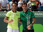 Nadal (izquierda) y Federer (derecha) posan con los trofeos del Miami Open.